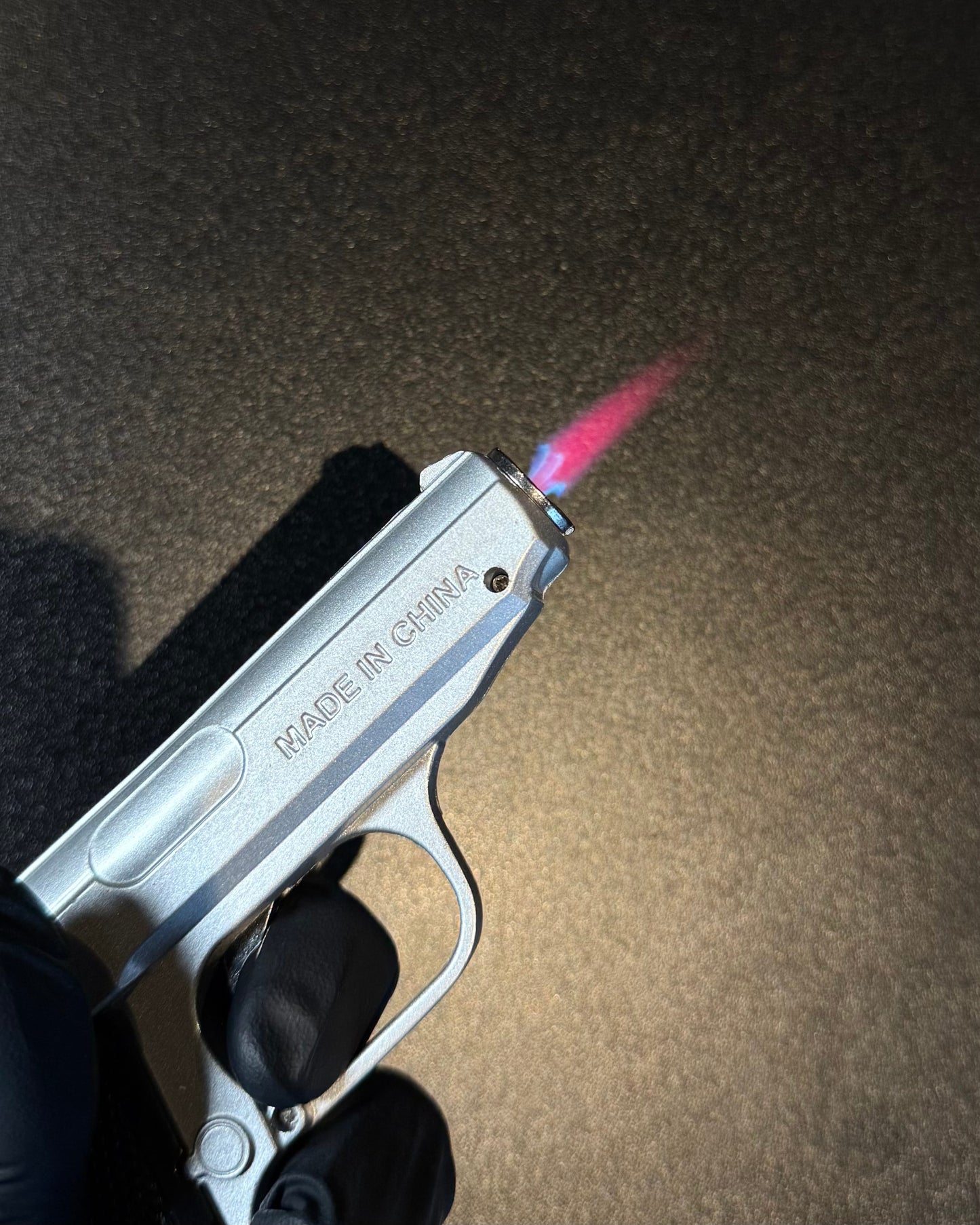 Bricheta "PISTOL" cu flamă roz