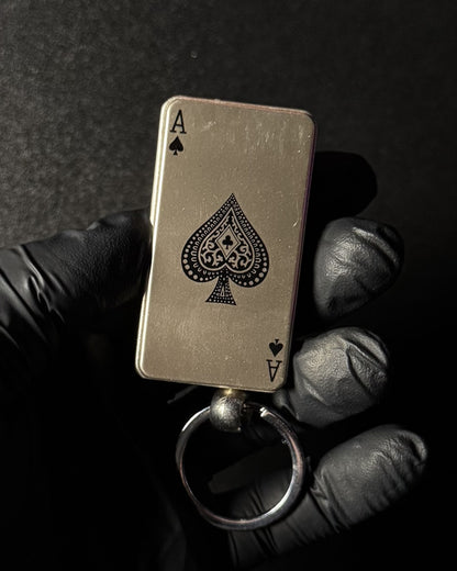 Bricheta "CĂRȚI DE JOC" cu breloc